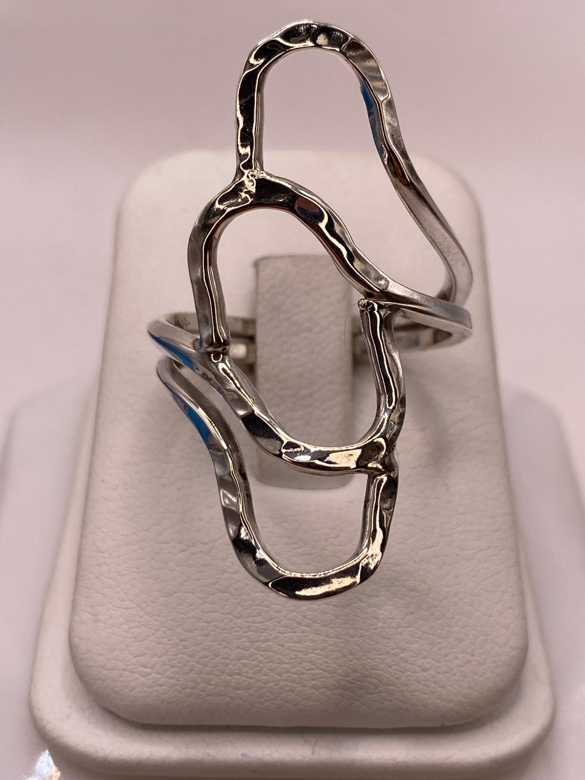 Anillo de Plata .925 con Diseño Orgánico Geométrico y Acabado Martillado