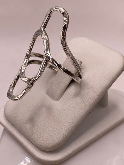 Anillo de Plata .925 con Diseño Orgánico Geométrico y Acabado Martillado, vista lateral