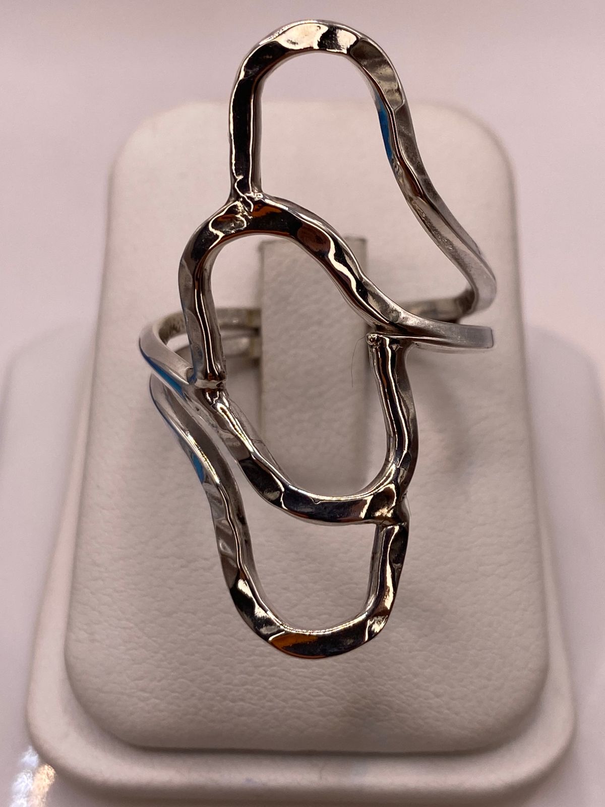 Anillo de Plata .925 con Diseño Orgánico Geométrico y Acabado Martillado