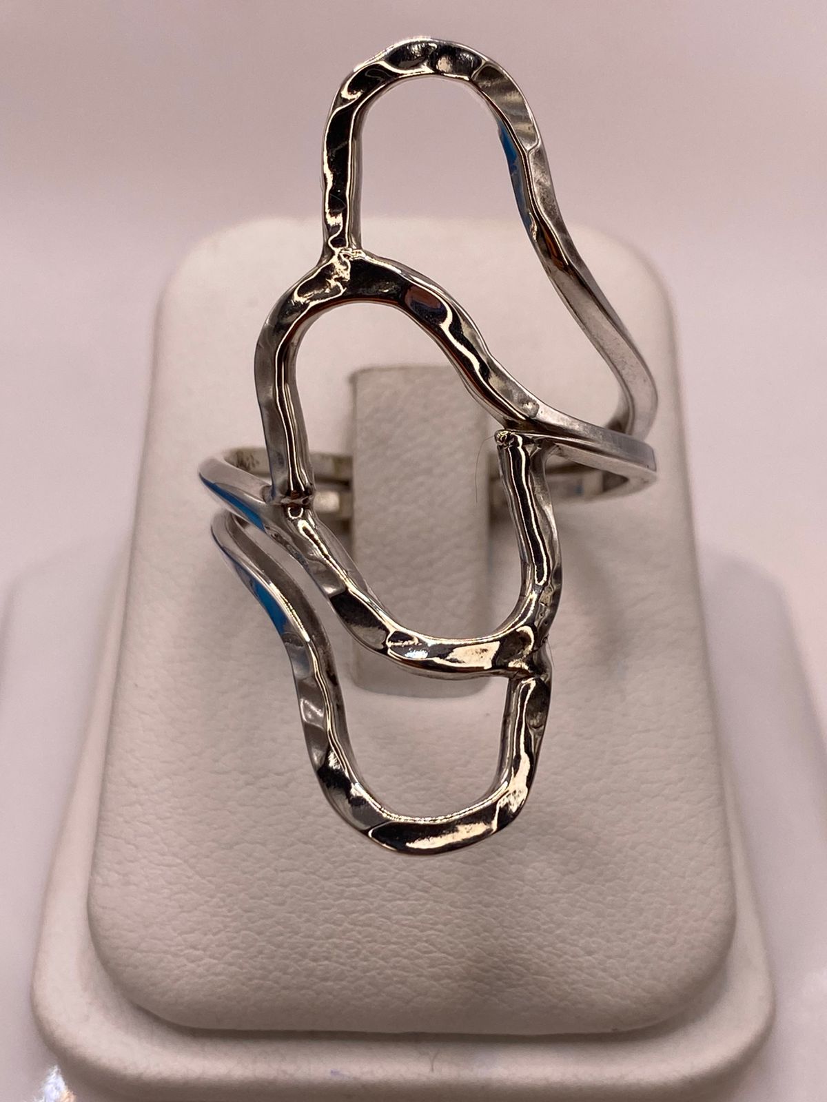 Anillo de Plata .925 con Diseño Orgánico Geométrico y Acabado Martillado
