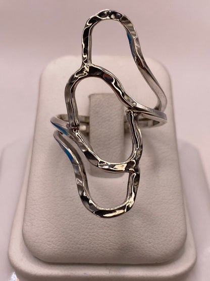Anillo de Plata .925 con Diseño Orgánico Geométrico y Acabado Martillado — ángulo diagonal