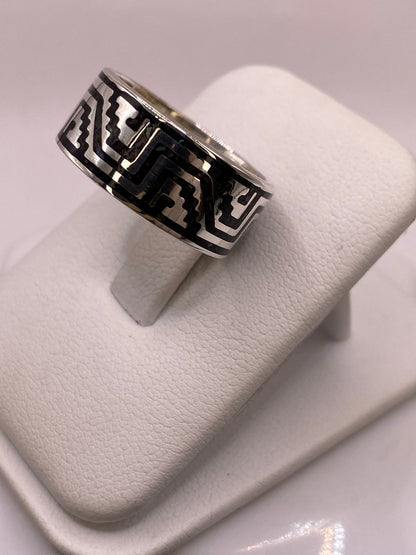 Anillo de Plata .925 con Greca Prehispánica y Obsidiana, vista frontal