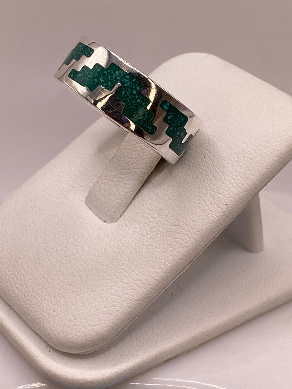 Anillo de Plata .925 con Incrustación de Malaquita – Diseño Geométrico