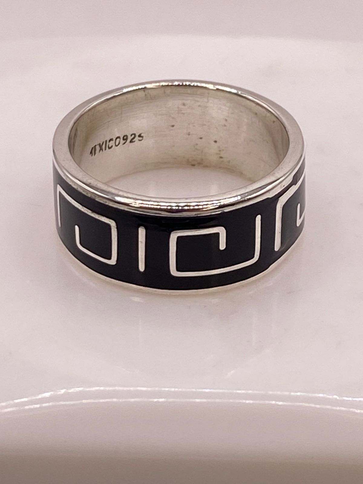 Anillo de Plata .925 con Incrustación de Obsidiana – Diseño Geométrico Moderno