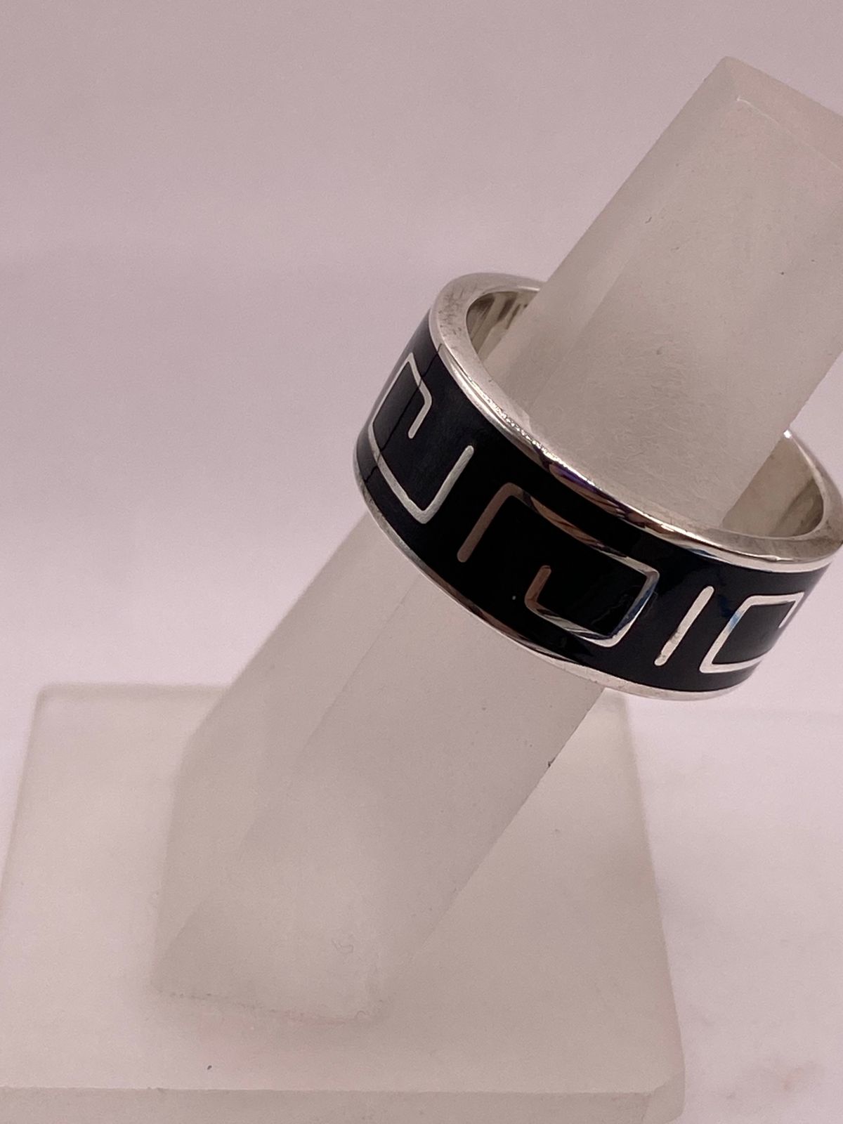 Anillo de Plata .925 con Incrustación de Obsidiana – Diseño Geométrico Moderno
