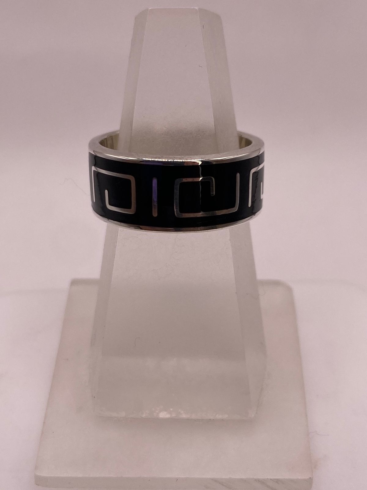 Anillo de Plata .925 con Incrustación de Obsidiana – Diseño Geométrico Moderno