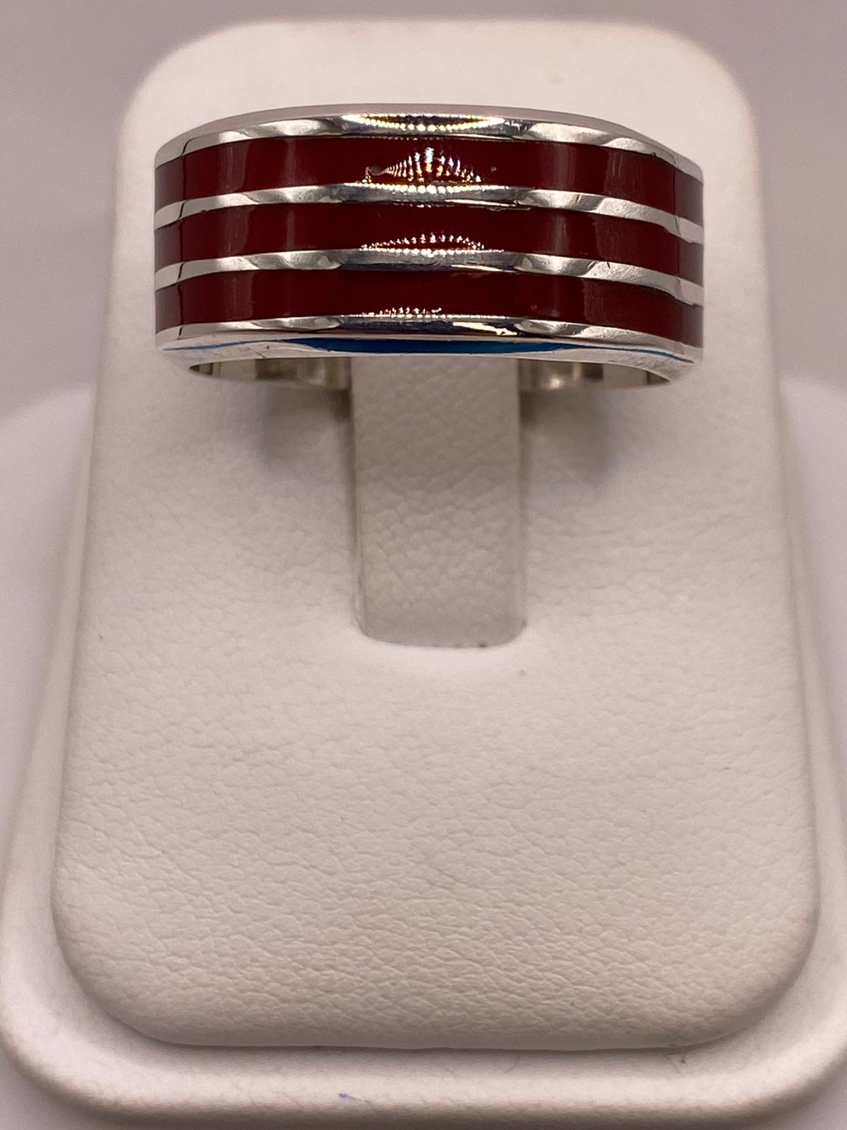 Anillo de Plata .925 con Incrustación Roja – Diseño de Líneas Modernas