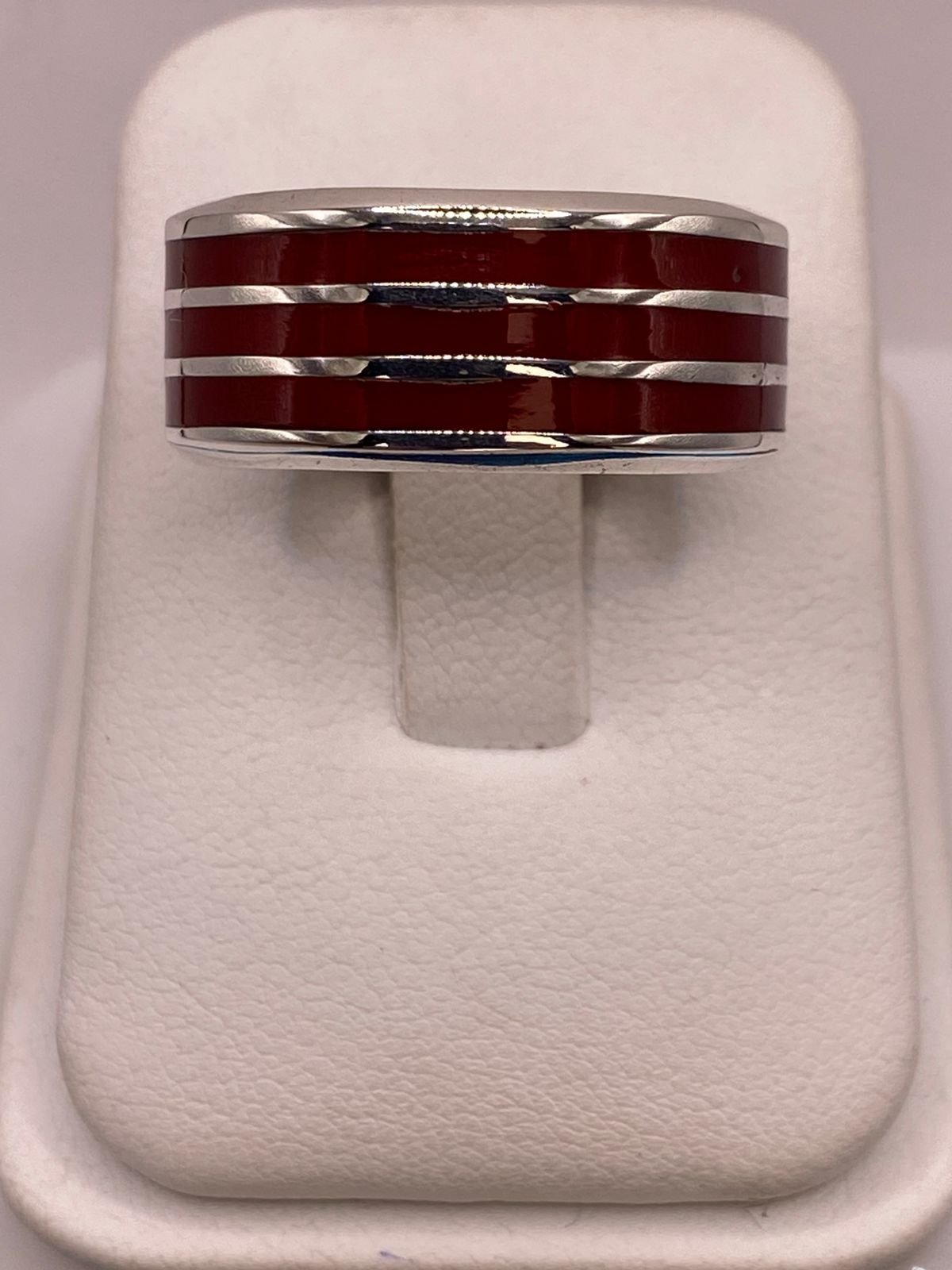Anillo de Plata .925 con Incrustación Roja – Diseño de Líneas Modernas