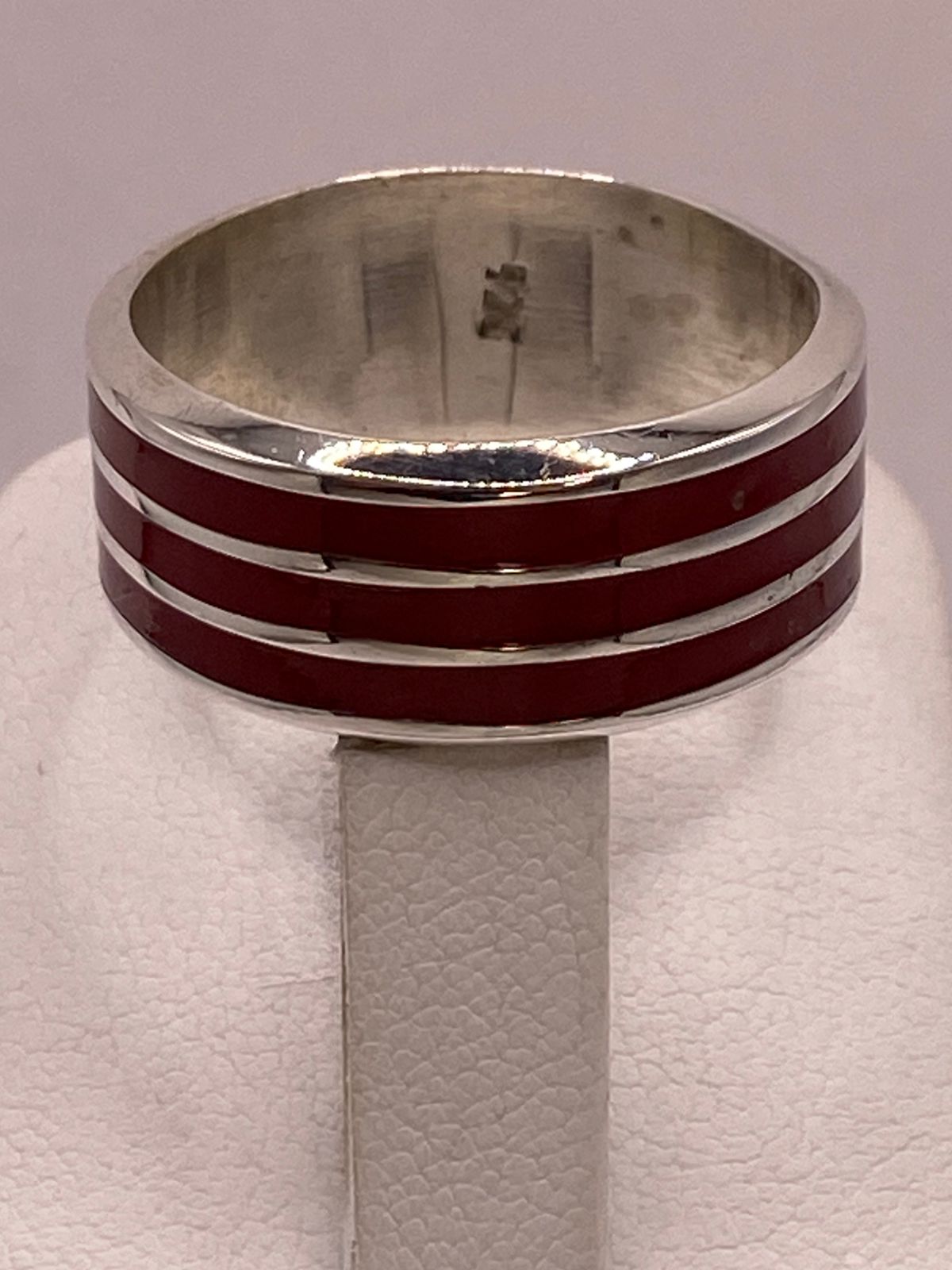 Anillo de Plata .925 con Incrustación Roja – Diseño de Líneas Modernas