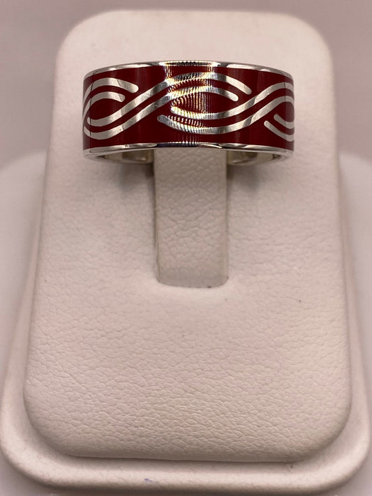 Anillo de Plata .925 con Incrustación Roja – Diseño de Ondas Elegantes — vista lateral