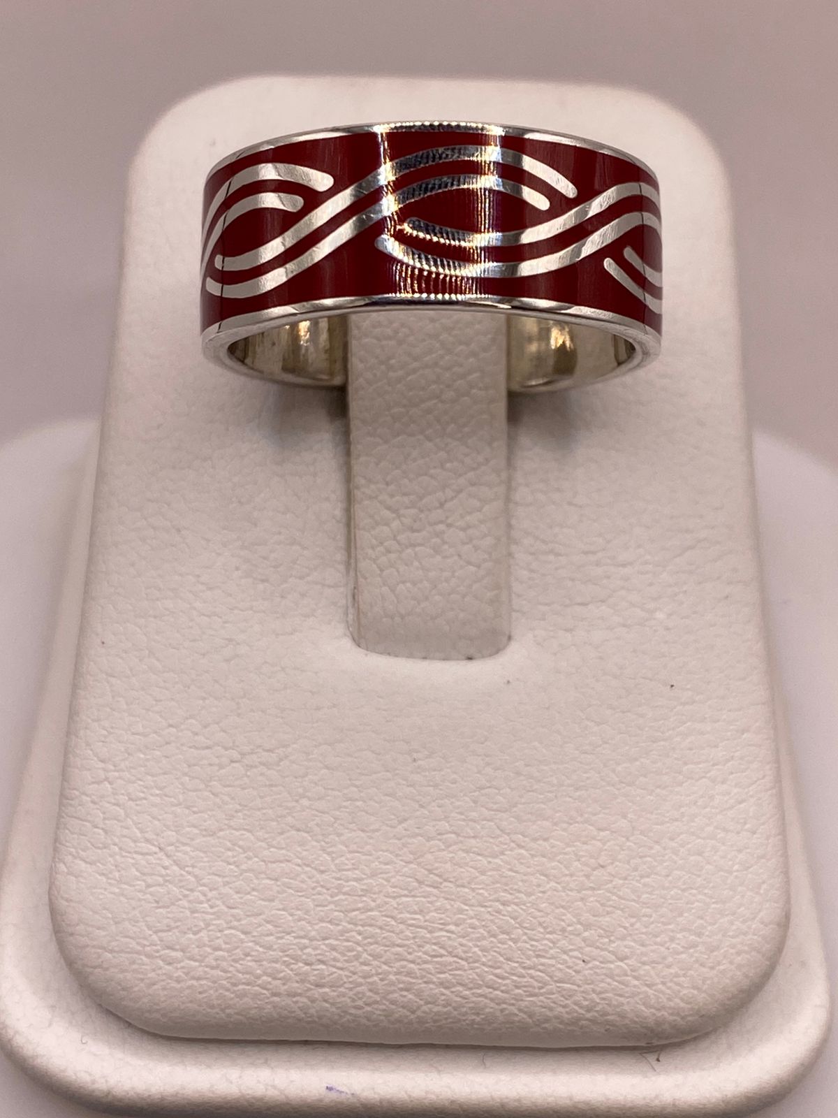 Anillo de Plata .925 con Incrustación Roja – Diseño de Ondas Elegantes