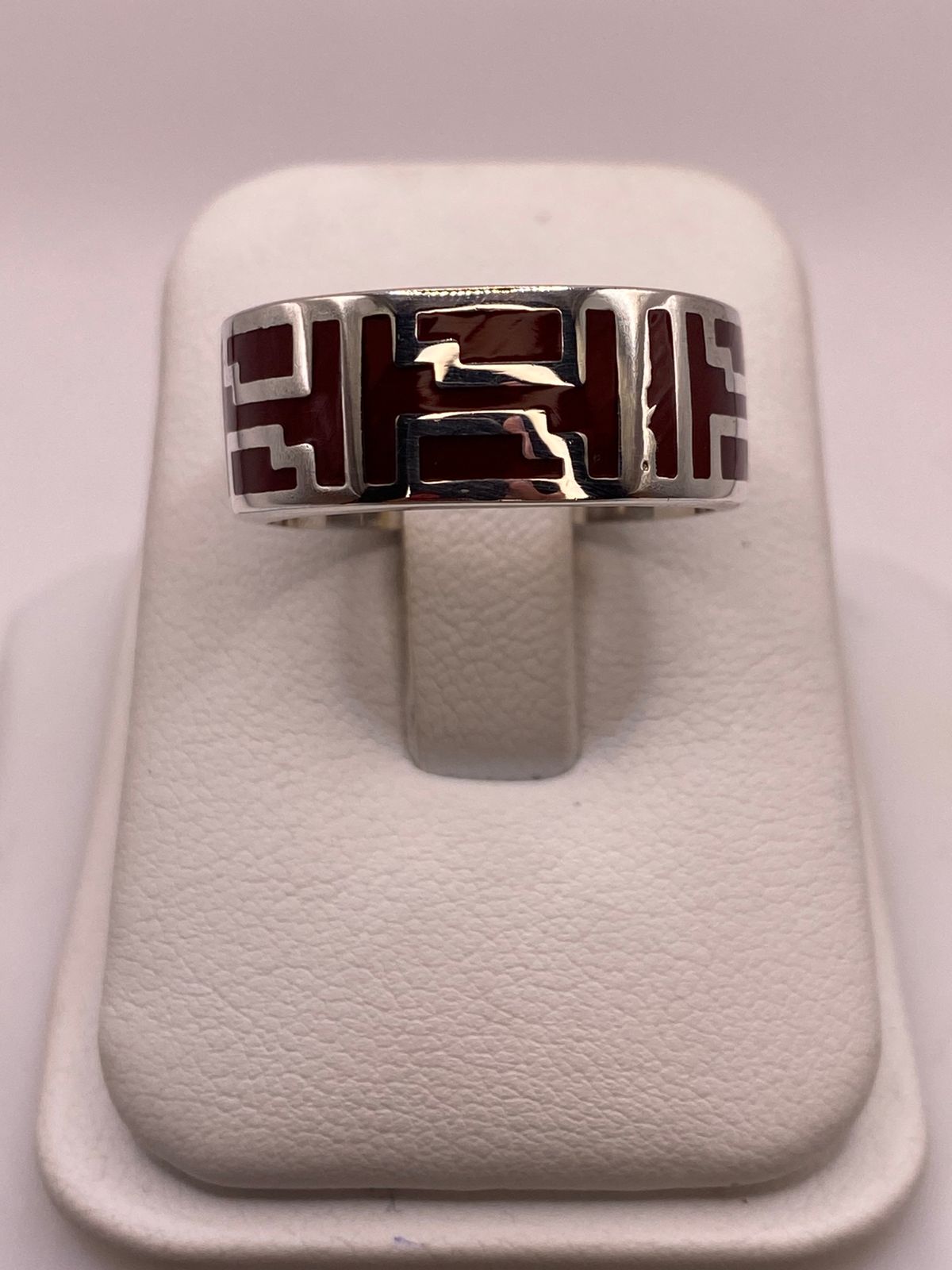 Anillo de Plata .925 con Incrustación Roja – Diseño Geométrico