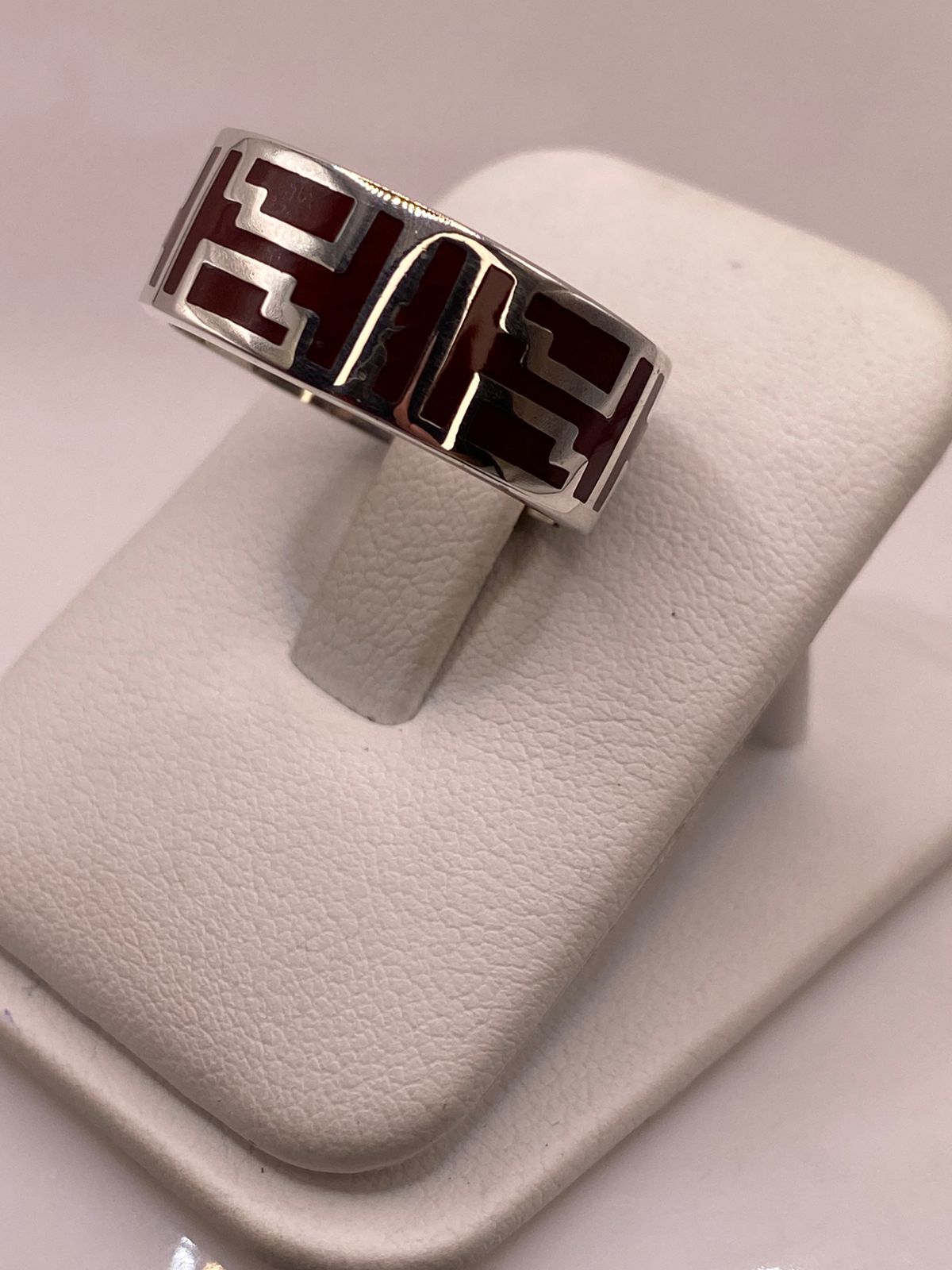 Anillo de Plata .925 con Incrustación Roja – Diseño Geométrico