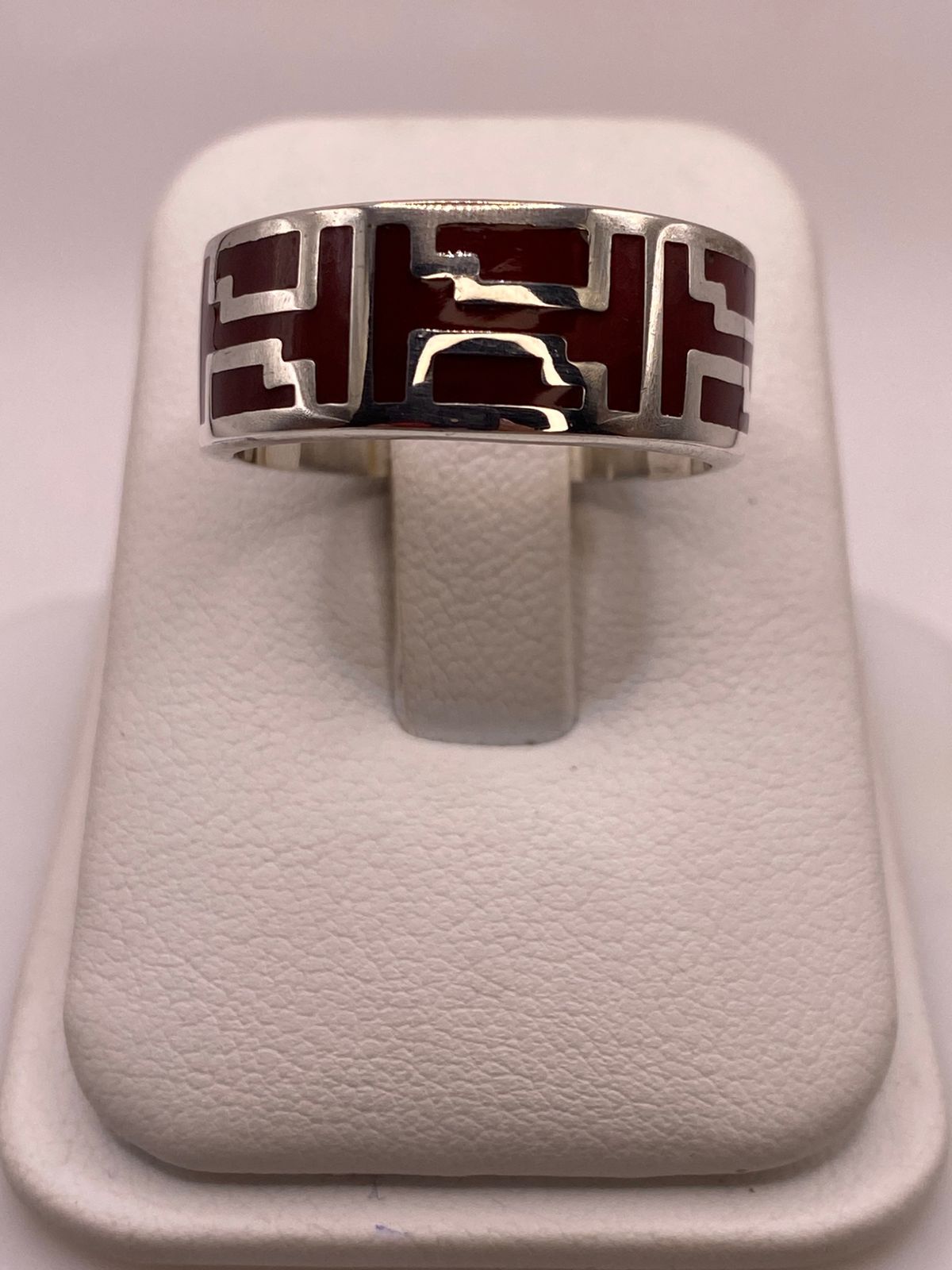 Anillo de Plata .925 con Incrustación Roja – Diseño Geométrico