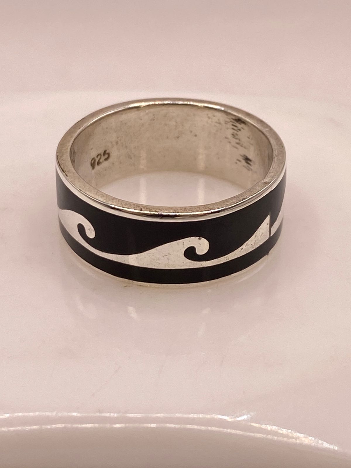 Anillo de Plata .925 con Obsidiana y Diseño de Ola