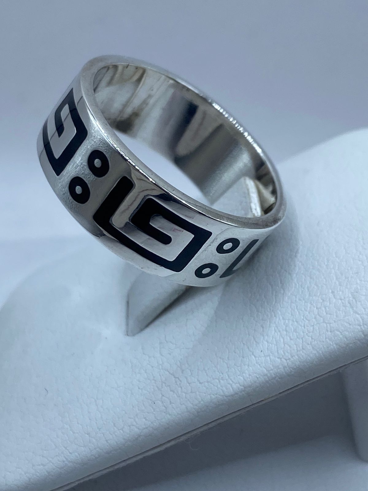 Anillo de Plata .925 con Ónix y Diseño Geométrico Ancestral