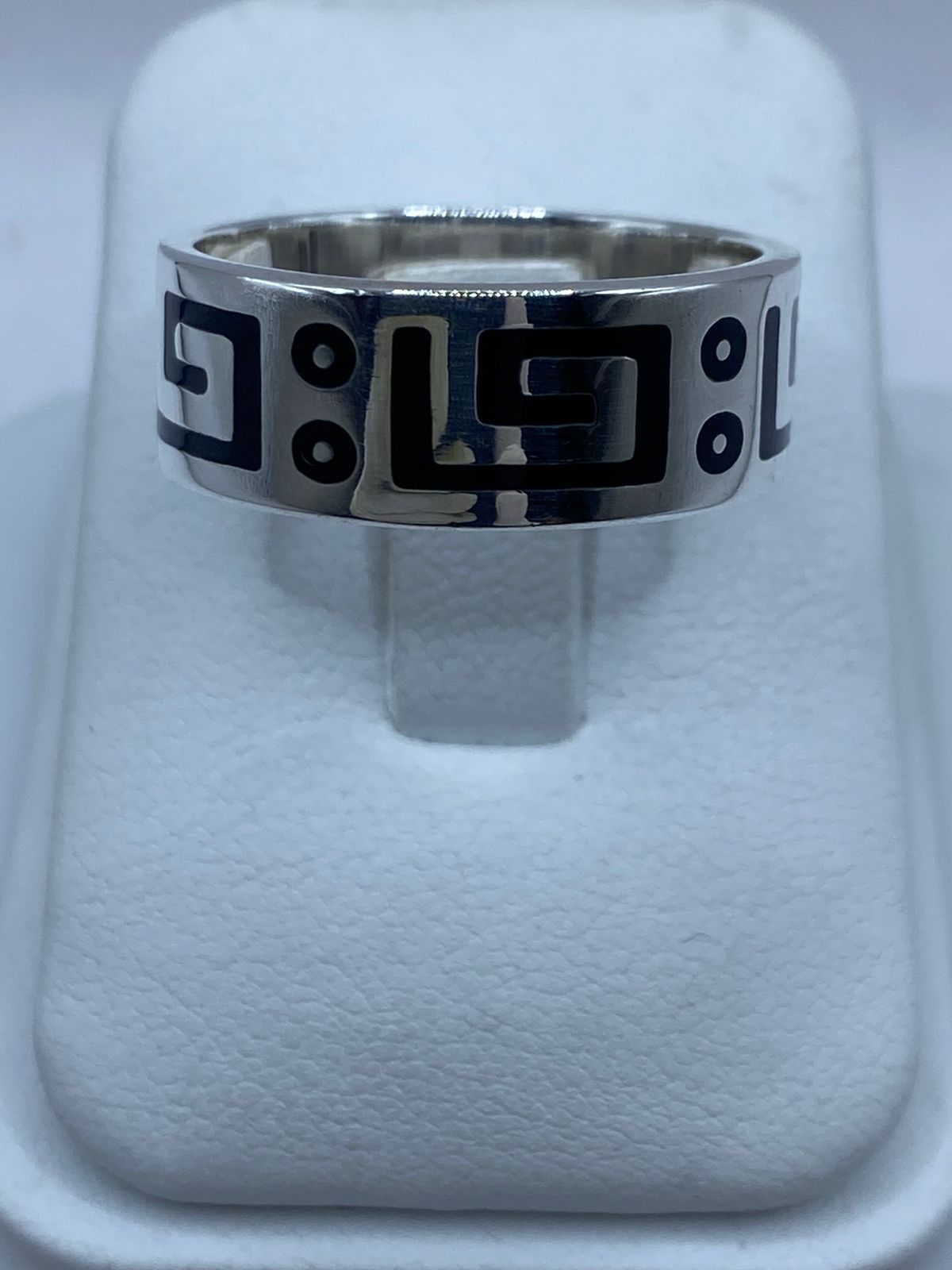 Anillo de Plata .925 con Ónix y Diseño Geométrico Ancestral