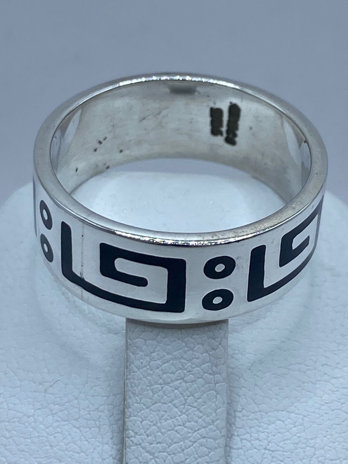Anillo de Plata .925 con Ónix y Diseño Geométrico Ancestral