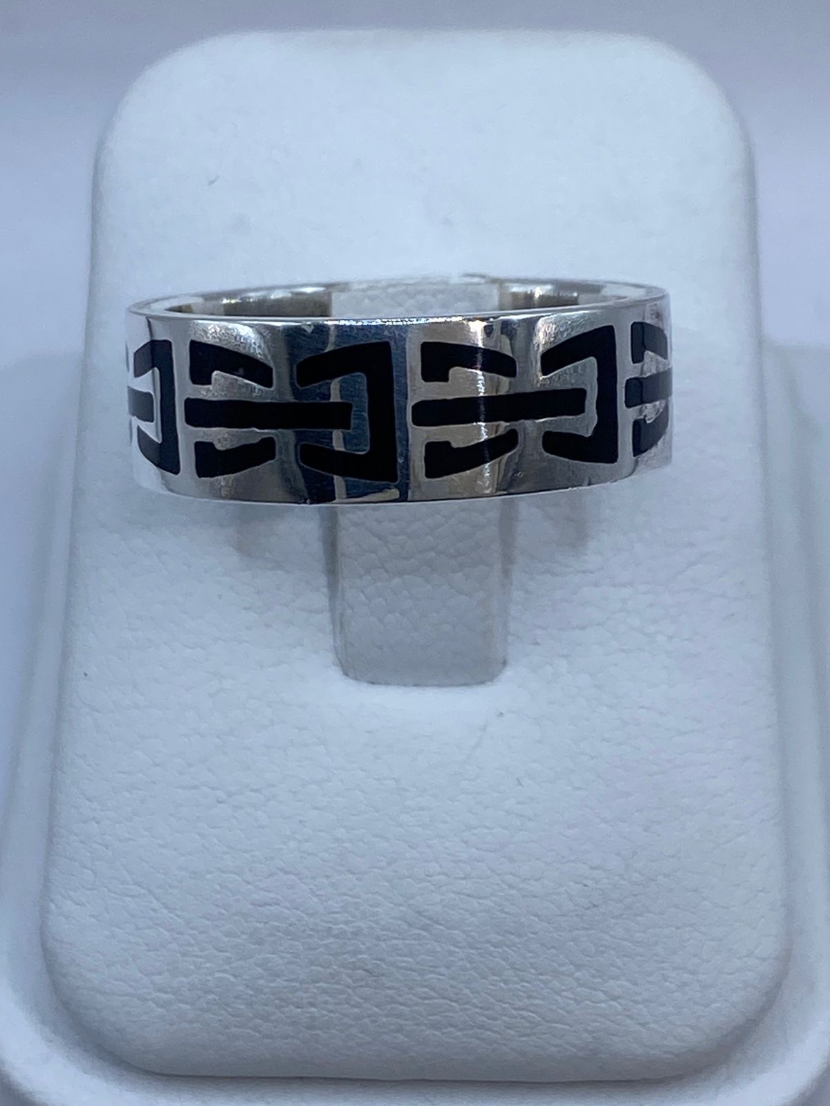 Anillo de Plata .925 con Ónix y Diseño Geométrico