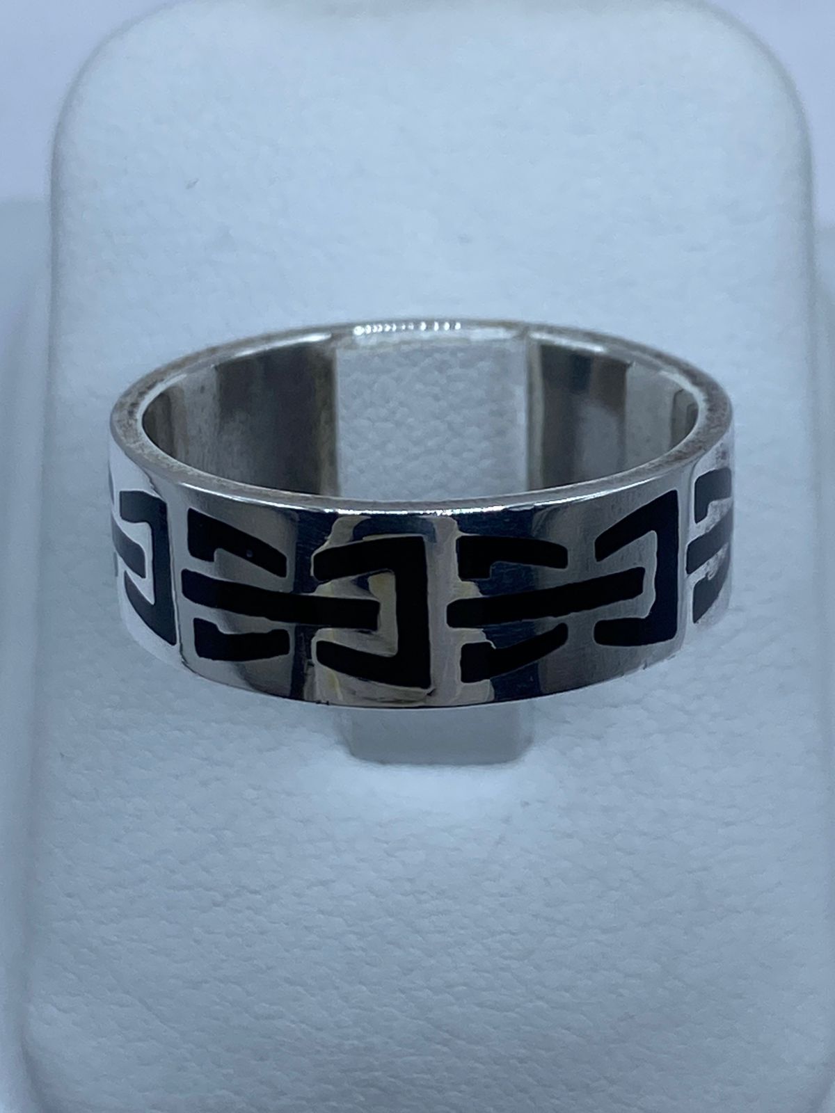 Anillo de Plata .925 con Ónix y Diseño Geométrico