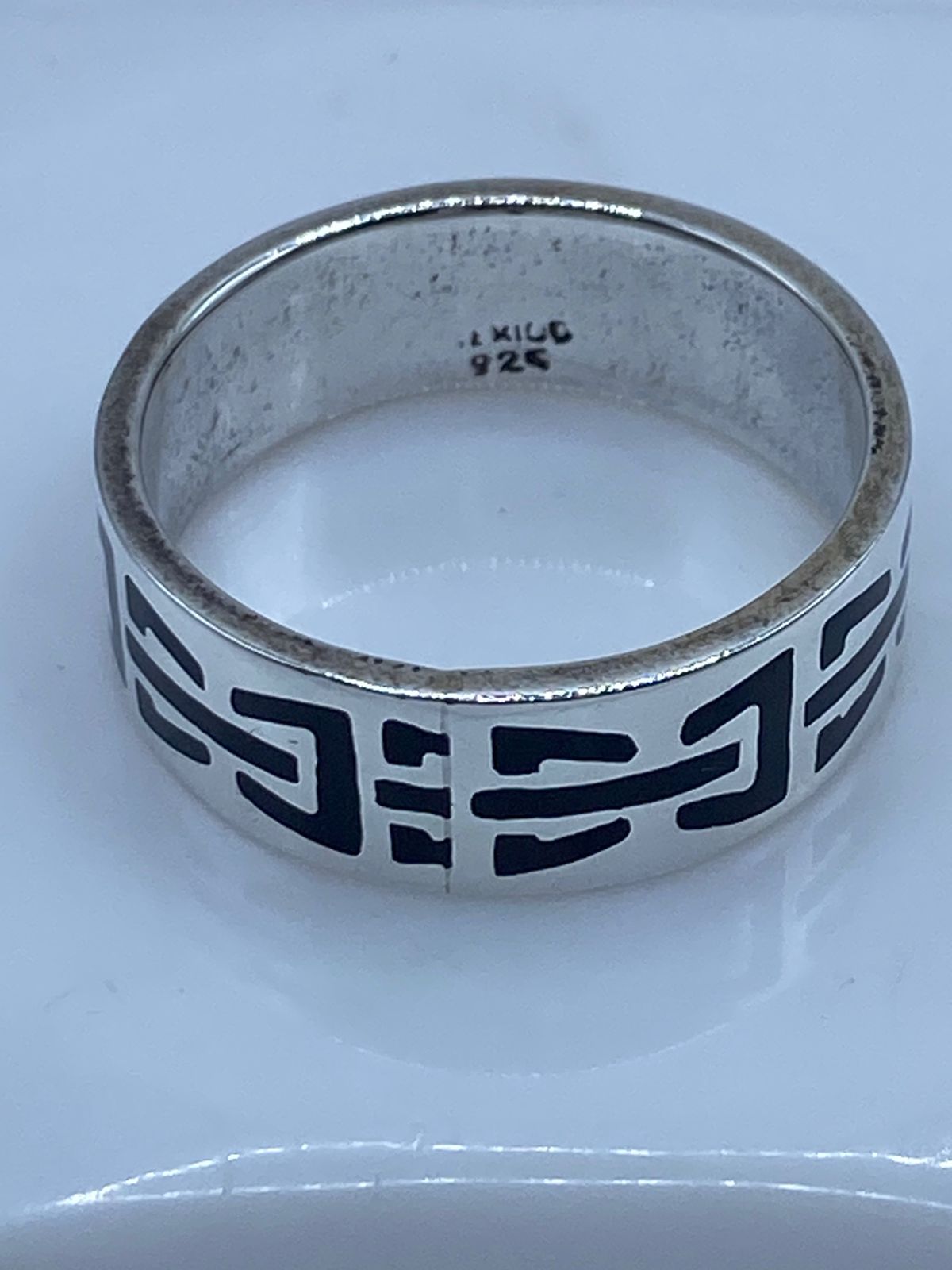 Anillo de Plata .925 con Ónix y Diseño Geométrico