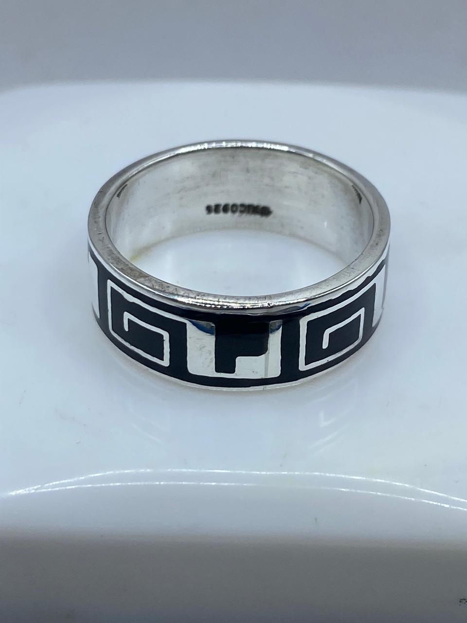 Anillo de Plata .925 con Ónix y Diseño Geométrico Calado a Mano