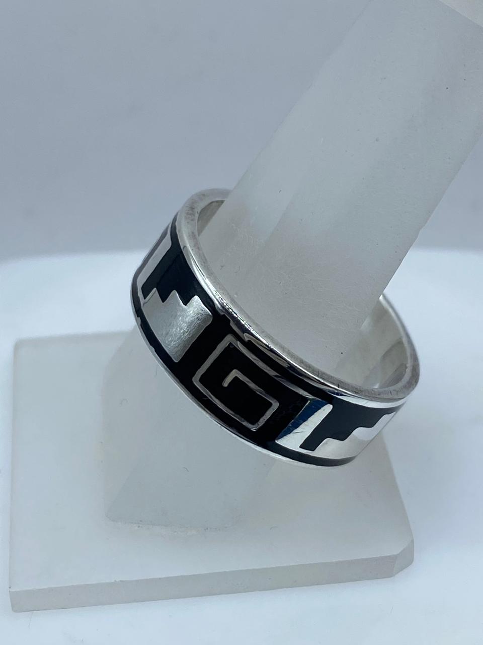 Anillo de Plata .925 con Ónix y Diseño Geométrico Calado a Mano