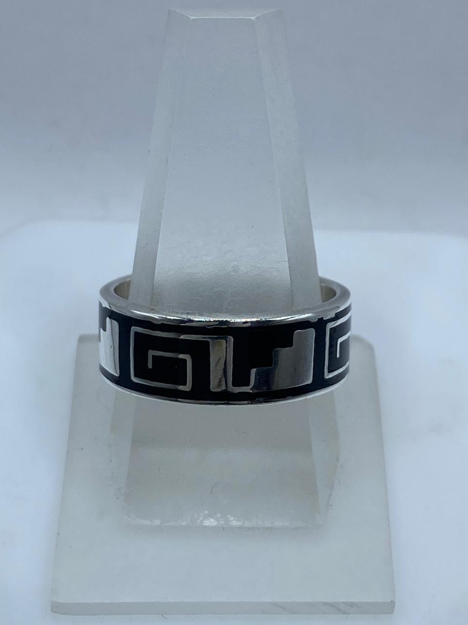 Anillo de Plata .925 con Ónix y Diseño Geométrico Calado a Mano