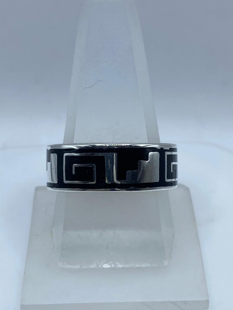 Anillo de Plata .925 con Ónix y Diseño Geométrico Calado a Mano