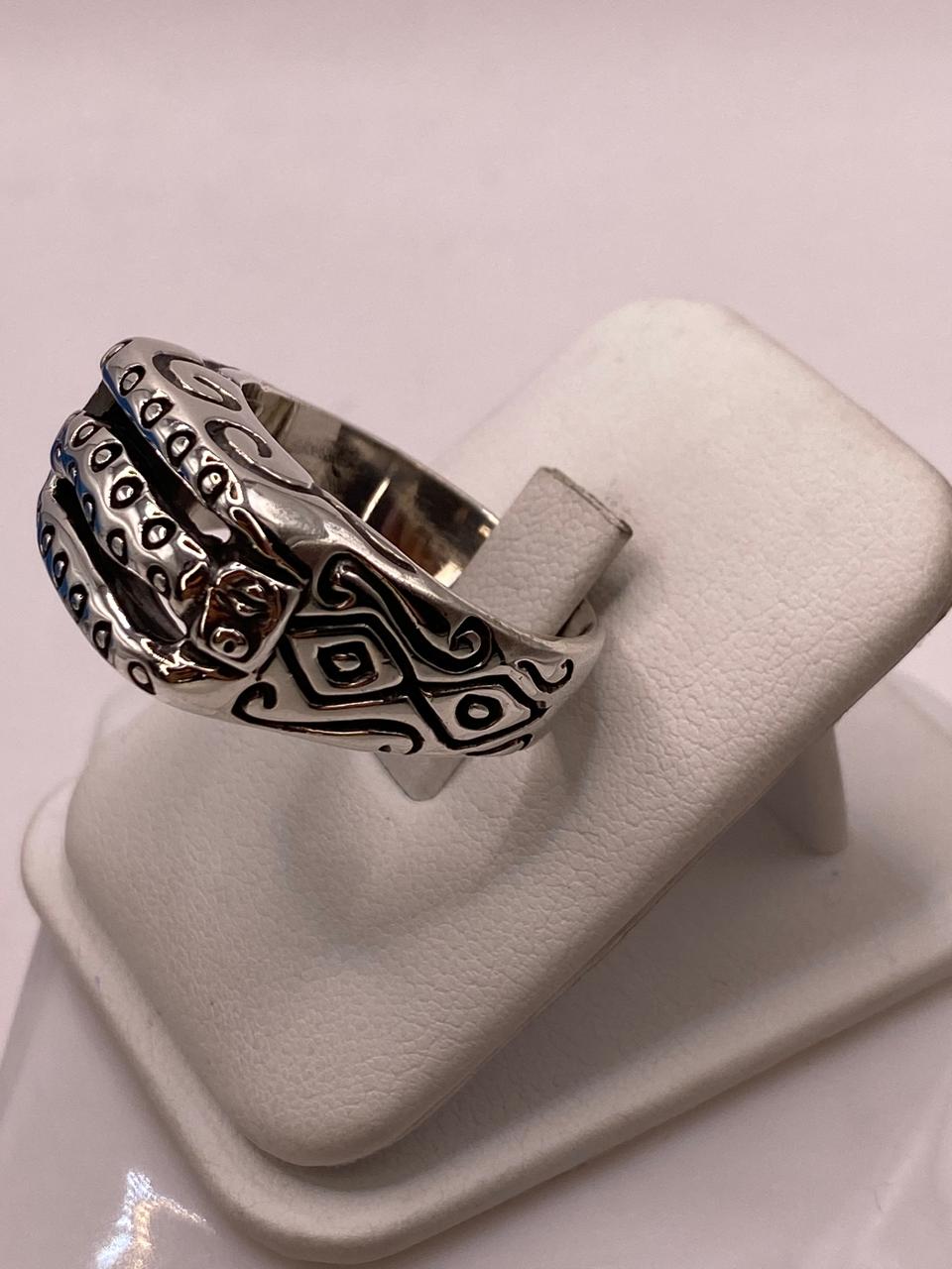 Anillo de Plata .950 con Diseño Texturizado de Triple Línea y Laterales Decorados