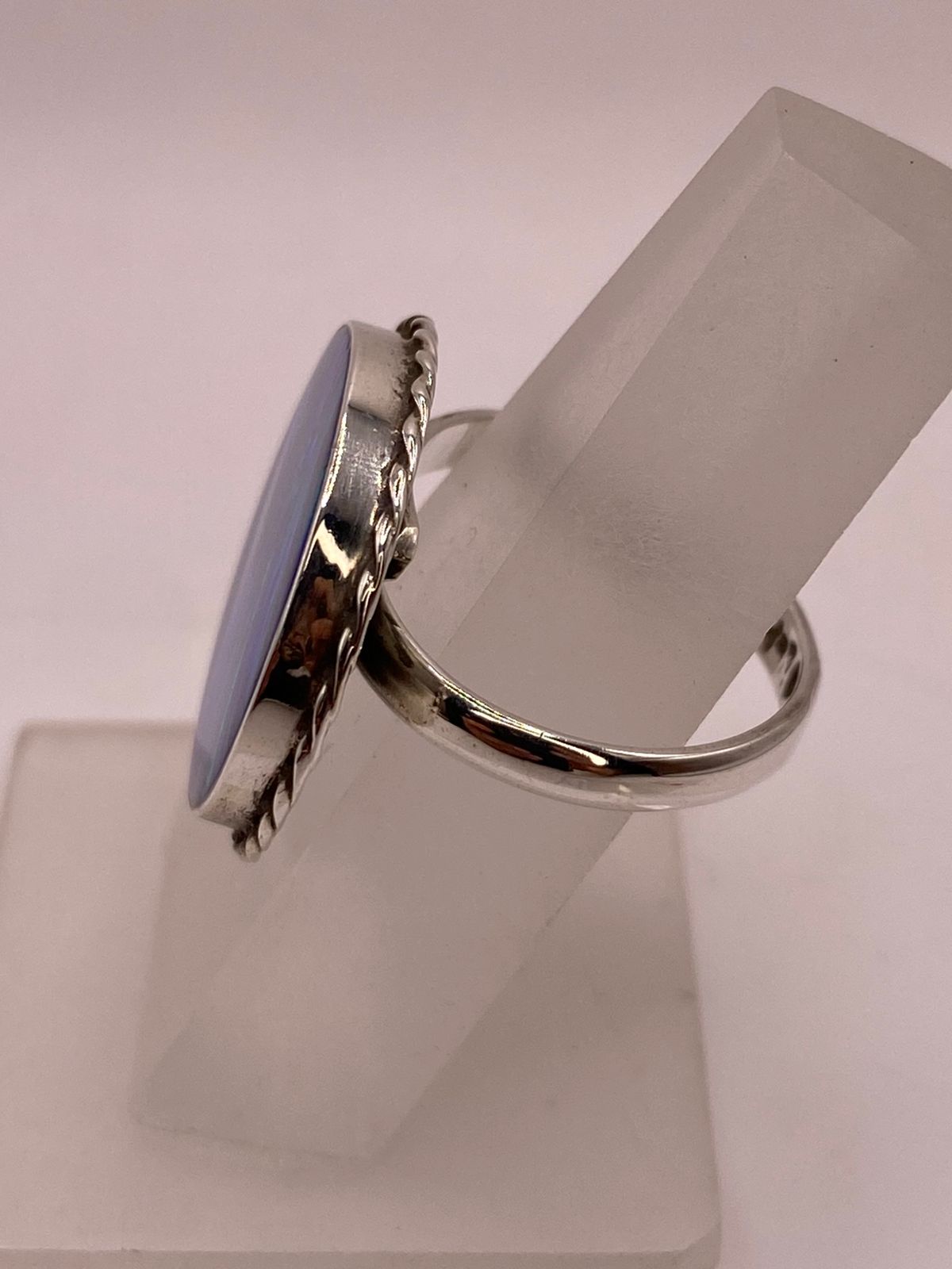 Anillo Redondo Ajustable con Ópalo de Fuego Azul y Verde en Plata .925