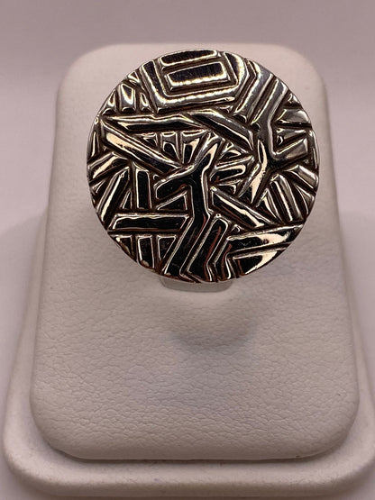 Anillo Redondo Grabado de Plata Ley .925 — ángulo diagonal