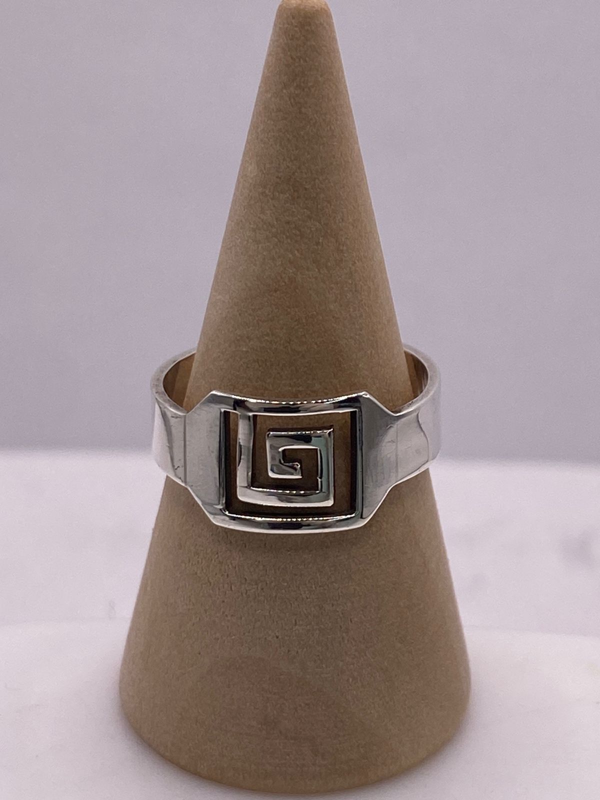 🔷 Anillo Sello Greca Moderna en Plata .925 — ángulo diagonal