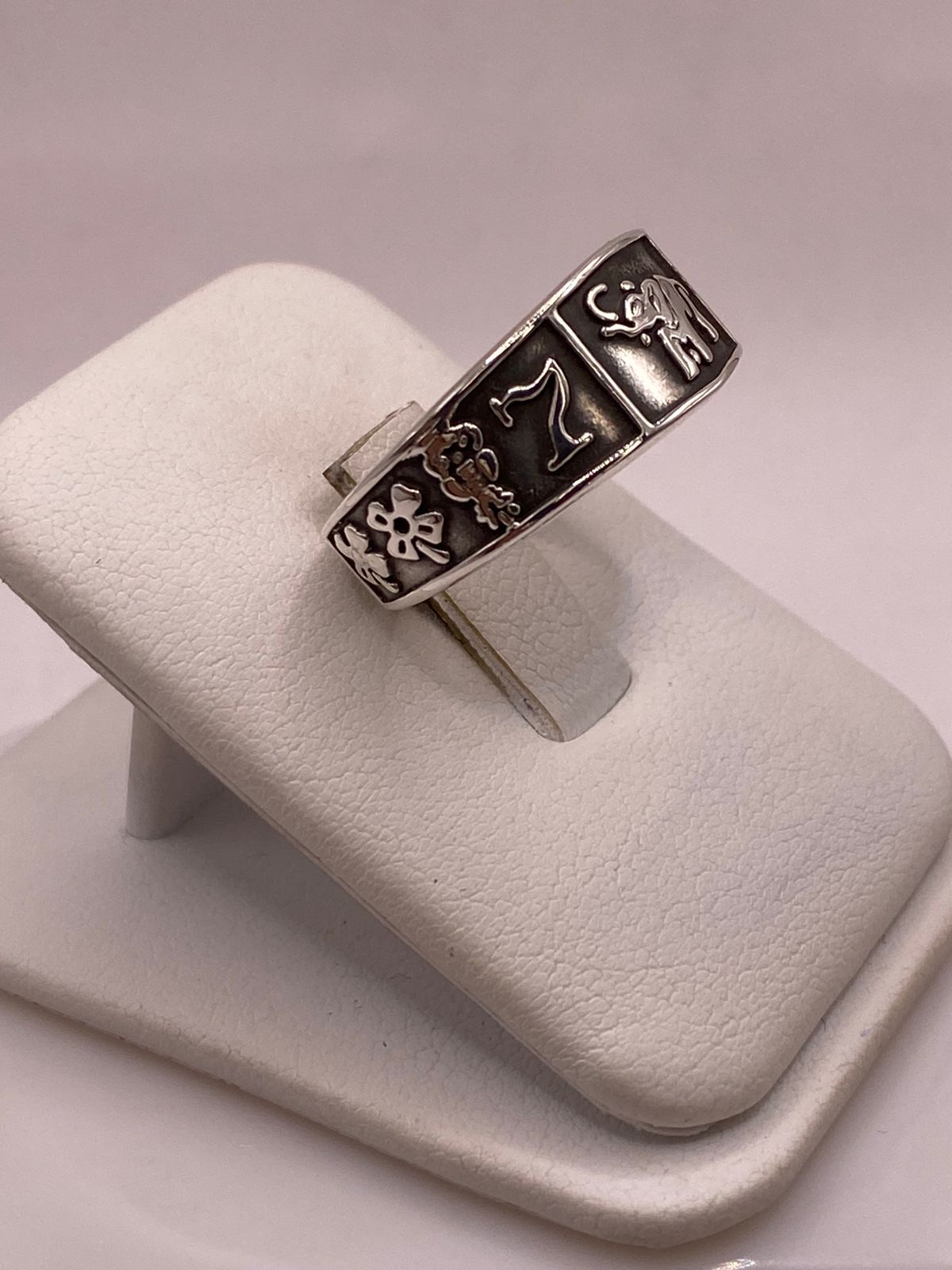 Anillo con Símbolos de la Suerte de Plata Ley .925