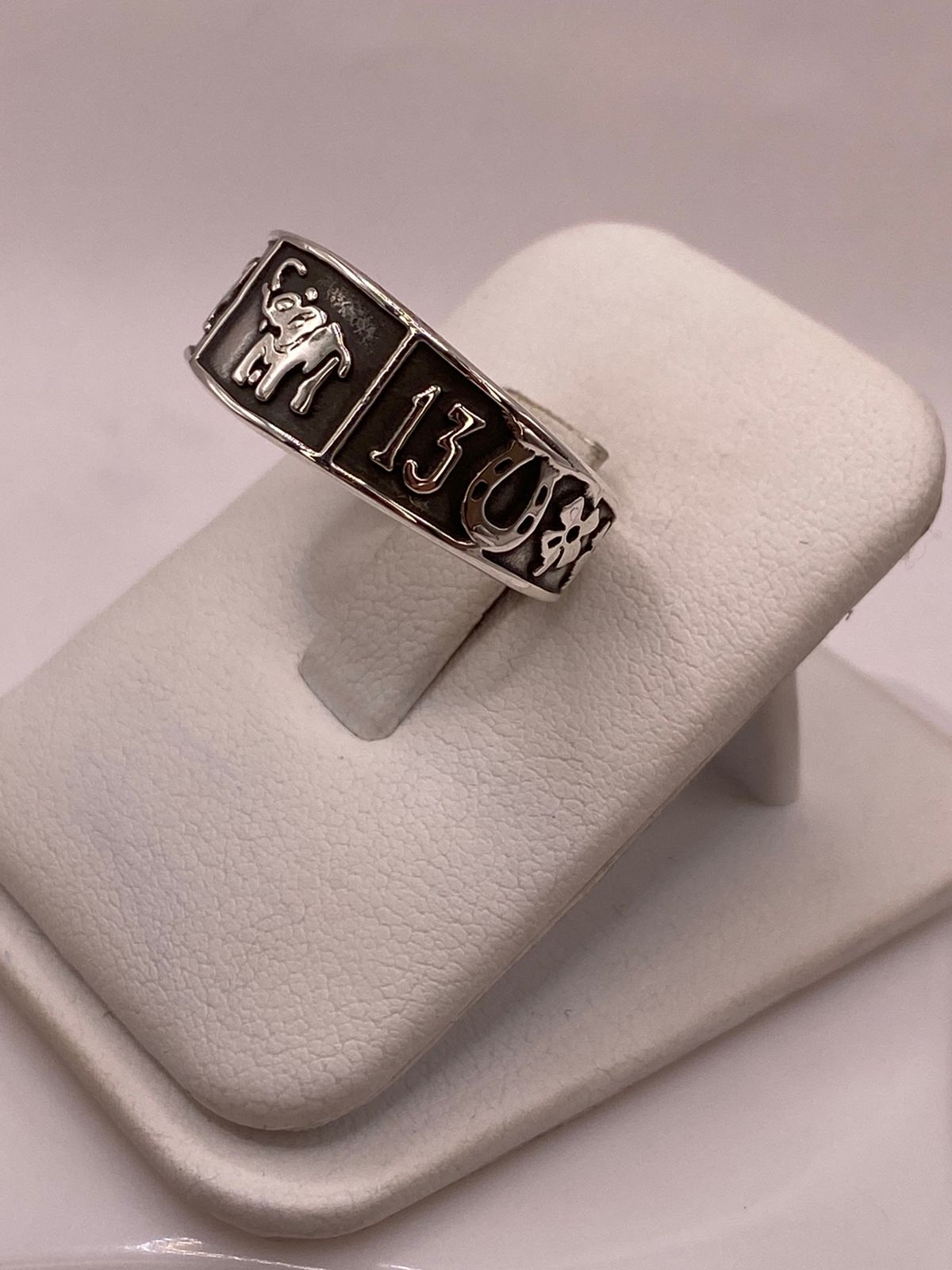 Anillo con Símbolos de la Suerte de Plata Ley .925