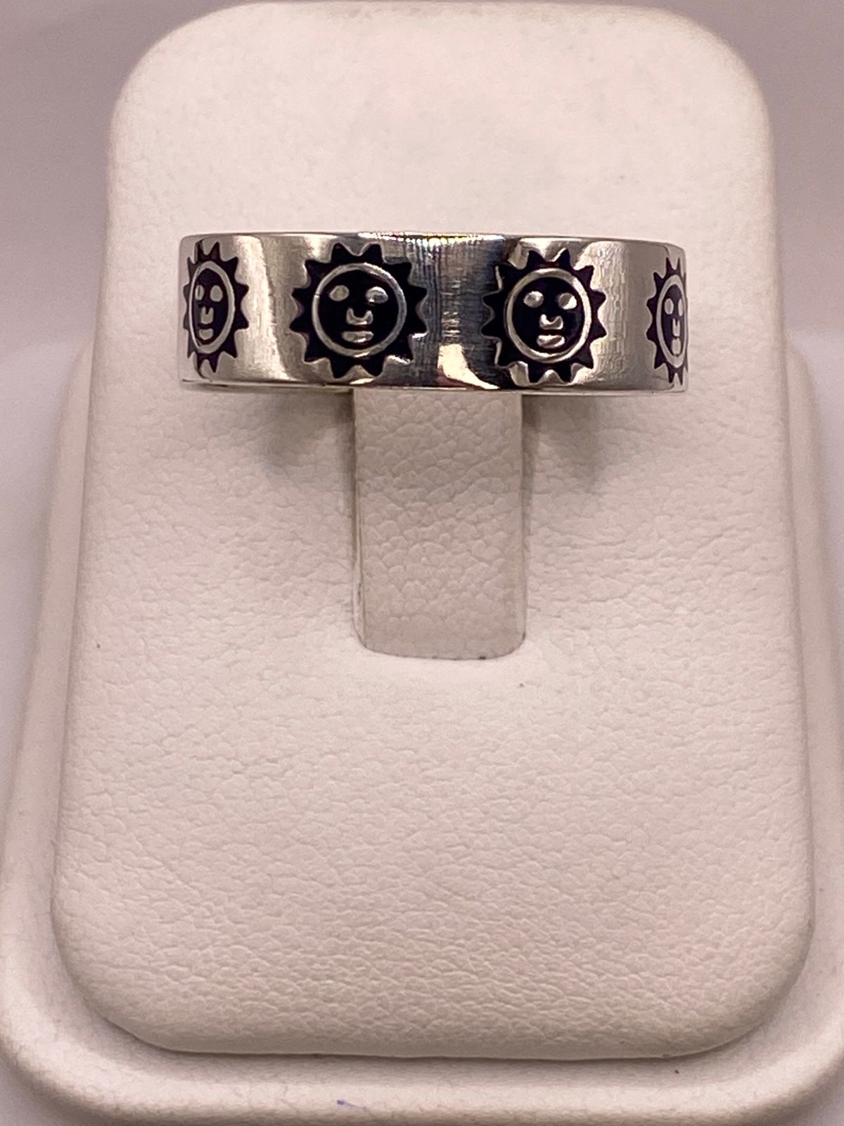 ☀️ Anillo Sol Sonriente de Plata .925 — ángulo diagonal
