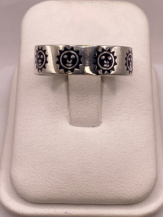 ☀️ Anillo Sol Sonriente de Plata .925 — ángulo diagonal