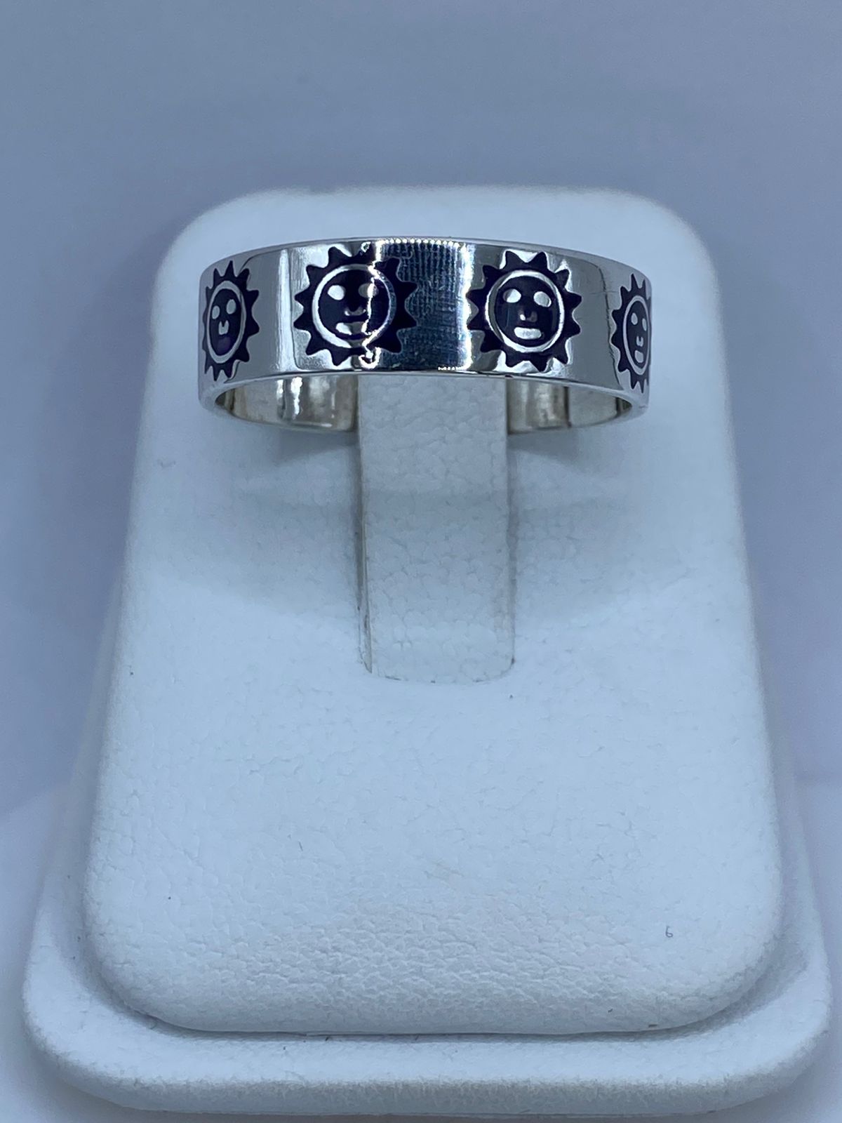🌞💍 Anillo Soles en Plata .925 con Lápiz Lazuli Morado — ángulo diagonal