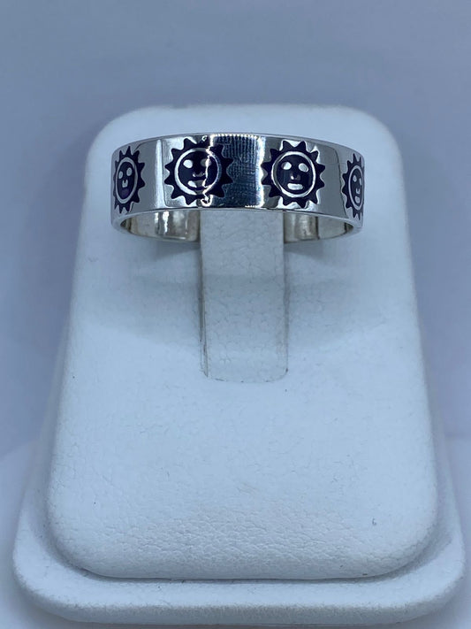 🌞💍 Anillo Soles en Plata .925 con Lápiz Lazuli Morado — ángulo diagonal