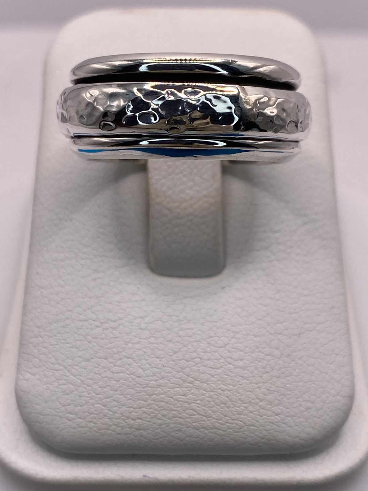 Anillo Spinner Martillado en Plata .925