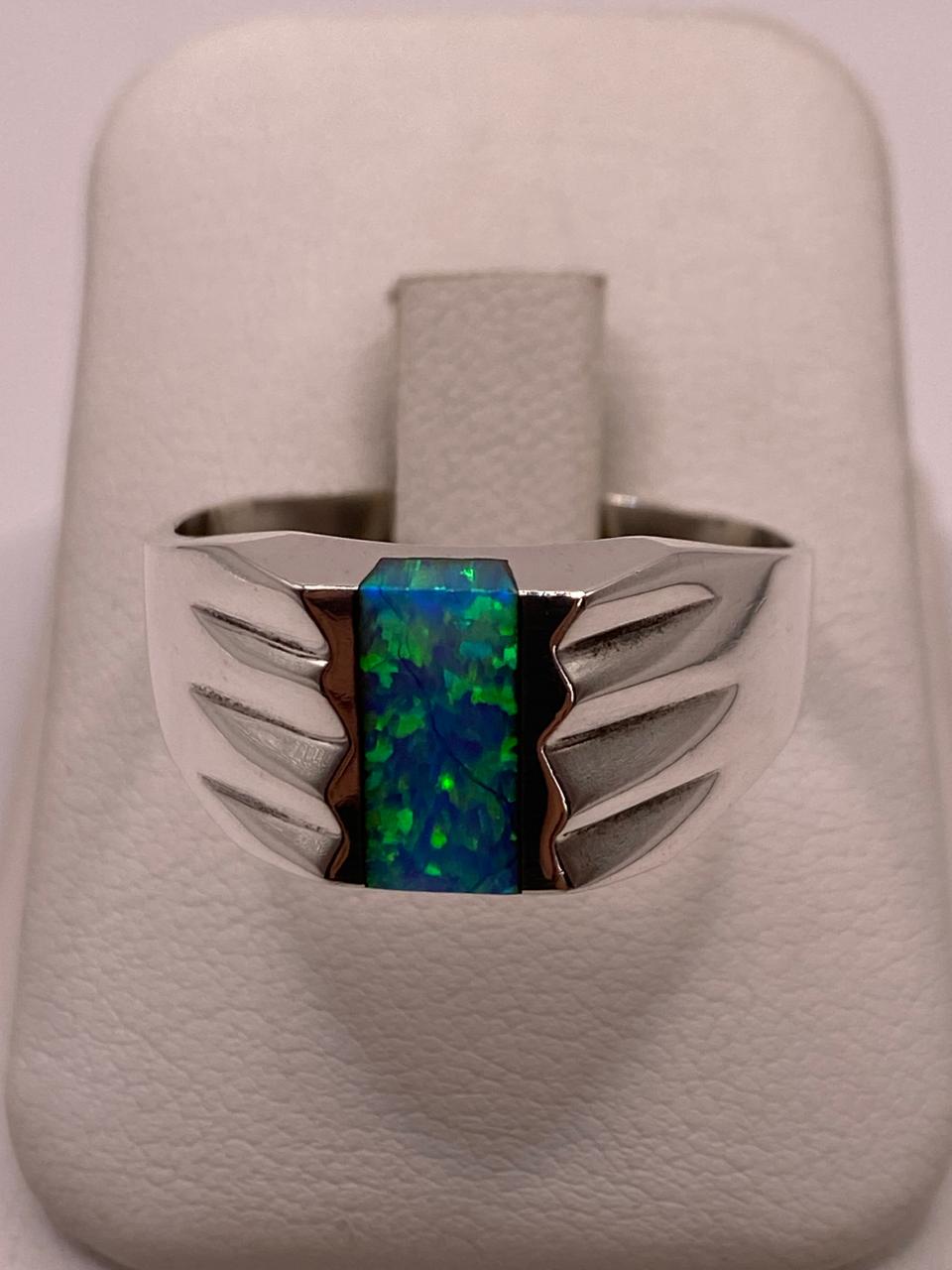 Anillo Tipo Sello con Ópalo de Fuego Azul‑verde en Plata .925