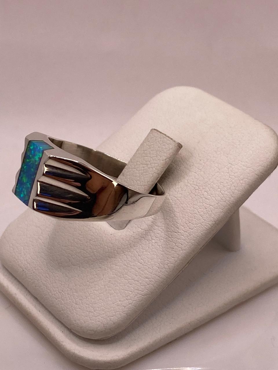 Anillo Tipo Sello con Ópalo de Fuego Azul‑verde en Plata .925