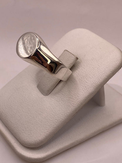 Anillo Tipo Sello Redondo Liso en Plata .925, vista frontal