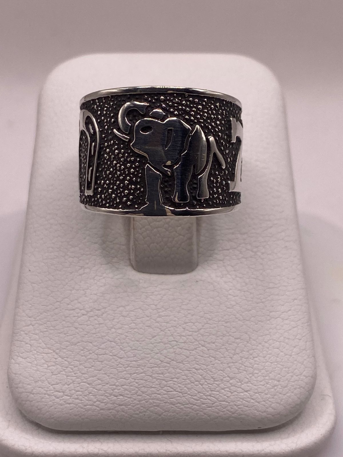 Anillo Ancho de Plata 925  con Símbolos de la Suerte y Acabado Oscuro