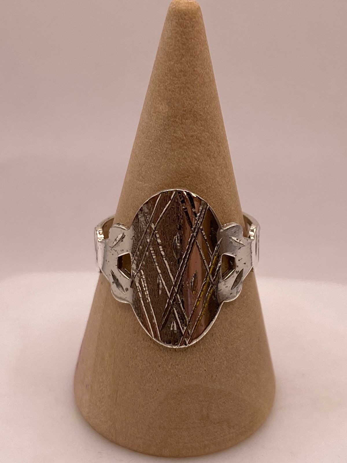 Anillo Artesanal en Plata con Diseño Geométrico Grabado