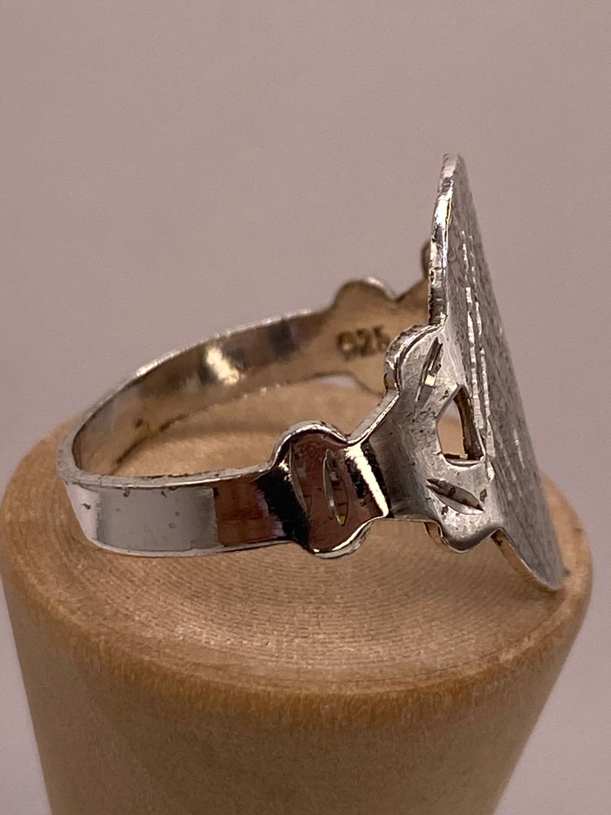 Anillo Artesanal en Plata con Diseño Geométrico Grabado