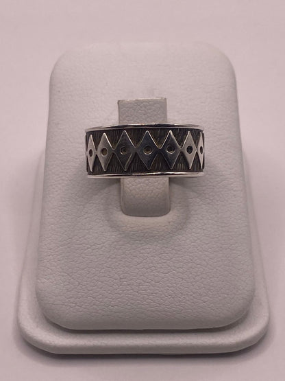 Anillo Geométrico de Plata 925 con Motivos de Rombo y Acabado Oxidado