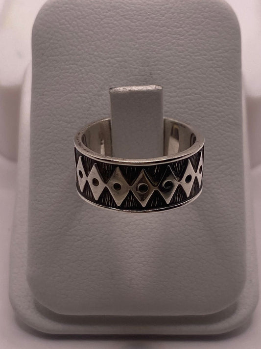 Anillo Geométrico de Plata 925 con Motivos de Rombo y Acabado Oxidado — detalle de piedra
