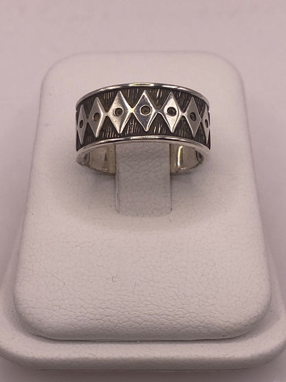 Anillo Geométrico de Plata 925 con Motivos de Rombo y Acabado Oxidado