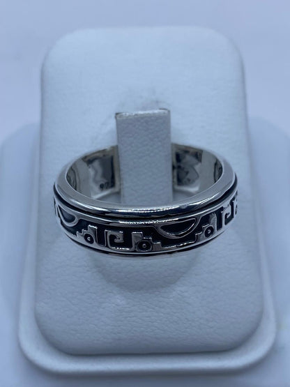 Banda spinner plata 925 con friso de glifos mesoamericanos en relieve oxidado negro y rieles pulidos, Arte Taxco